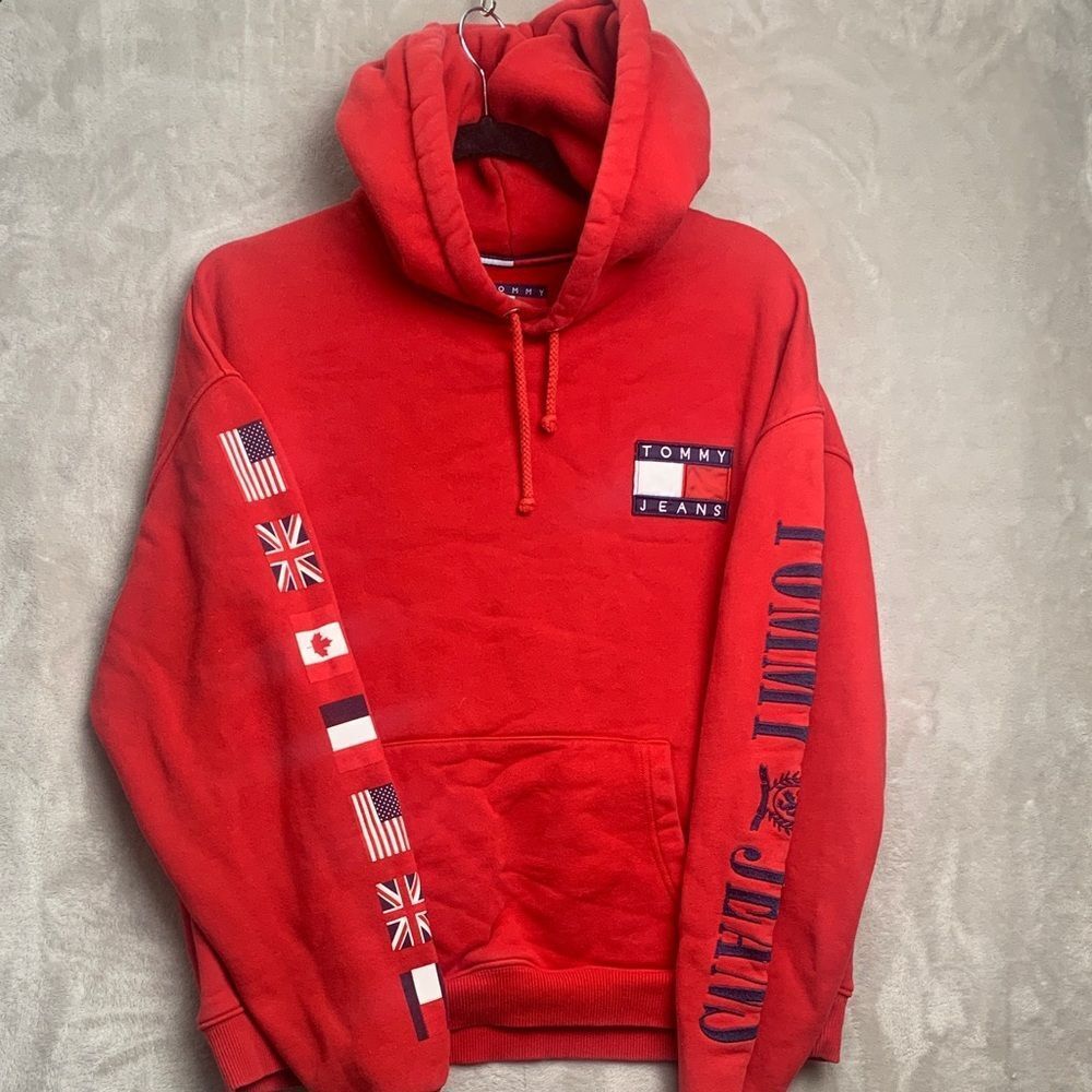 TOMMY HILFIGER | M Men UNITED NATIONS FLAG HOODED SWEATSHIRT | RED WHITE BLUE